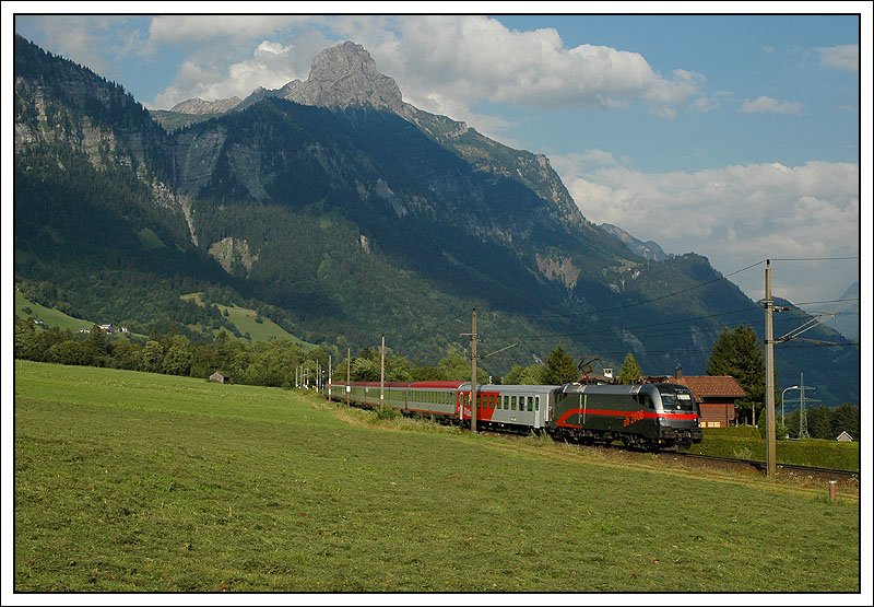 OEC 668  Fachhochschule Vorarlberg  von Graz nach Bregenz, war am 27.7.07 mit dem RailJet Vordesingtaurus 1016 035 bespannt. Die Aufnahme entstand kurz nach Braz bei der Talfahrt der Arlberg Westrampe.