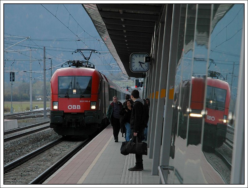 OEC 669  weiterwissen.at  brachte uns dann am 2.11.07 von Stainach-Idrning nach Liezen, wo wir noch ein 4010er Tandem fotografieren wollten. Ich wei nicht, wie es meinen Kollegen dort gegangen ist, aber bei mir ist das Foto in die Hose gegangen, und ich werde es euch ersparen. Achja, 1016 002 bespannte diesen Zug. Die restlichen 3 Bilder von diesem Ausflug gibt es dann nchste Woche ;-)