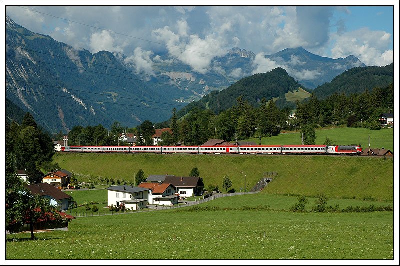 OEC 669  weiterwissen.at  von Bregenz nach Graz war am 25.7.2007 mit dem Rotkreuztaurus bespannt. Die Aufnahme entstand kurz nach dem fr den Personenverkehr mitlerweile aufgelassenen Bahnof Braz, beim sogenannten  Brazer Bogen  auf der Arlberg Westrampe.