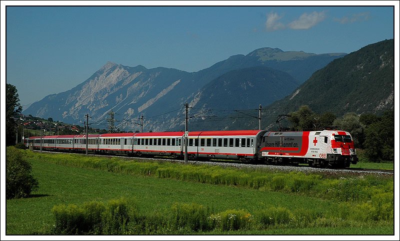 OEC 669  weiterwissen.at  von Bregenz nach Graz war wie am Vortag auch am 26.7.2007 mit dem Rotkreuztaurus 1116 264 bespannt. Die Aufnahme entstand in Rietz.