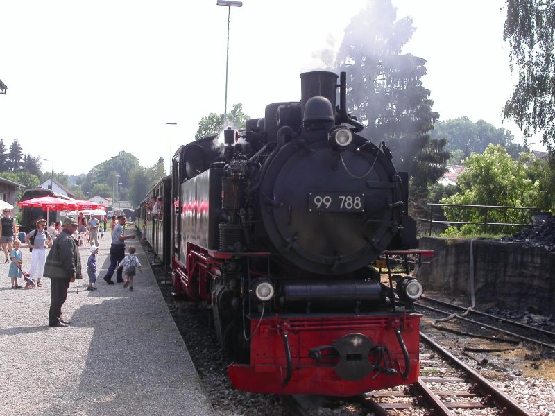 chsle-Schmalspurbahn: 99 788 kurz vor der Abfahrt im Bahnhof Ochsenhausen. (08.06.2003)