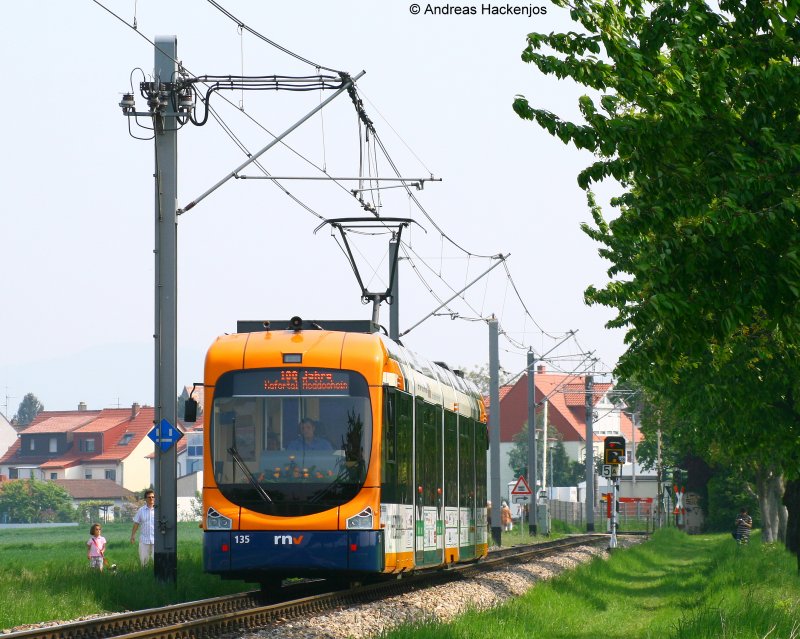 OEG 135 als Sonderfahrt   100 Jahre K�fertal-Heddesheim  zwischen Heddesheim und Wallstadt Ost am 2.5.09