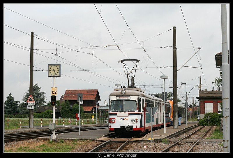 OEG (40)85 mit dem (4)135 im Schlepp im Bf Edingen(Baden) OEG, 7. Juni 2009.