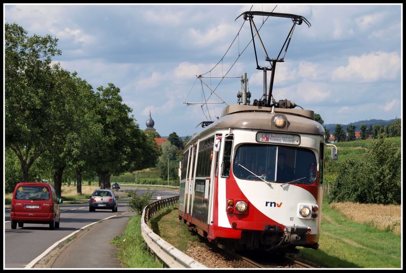 OEG 82 fhrt am 20.07.2009 mittags auf der OEG Linie 5R von Weinheim Richtung Heidelberg. Die Aufnahme entstand bei Leutershausen.