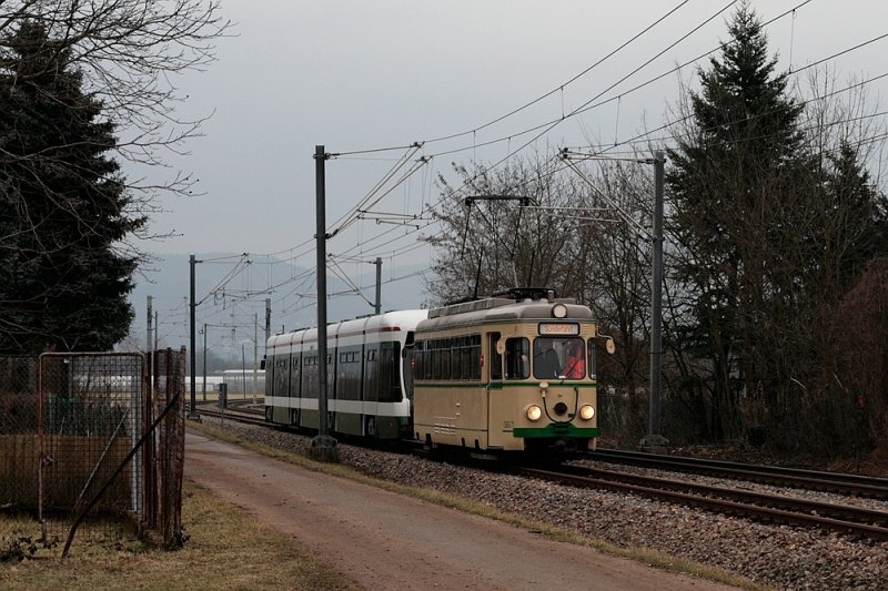 OEG Triebwagen 71 schleppt den neuen Flexcity Outlook fr Augsburg in den Betriebshof Edingen. 26. Februar 2009.