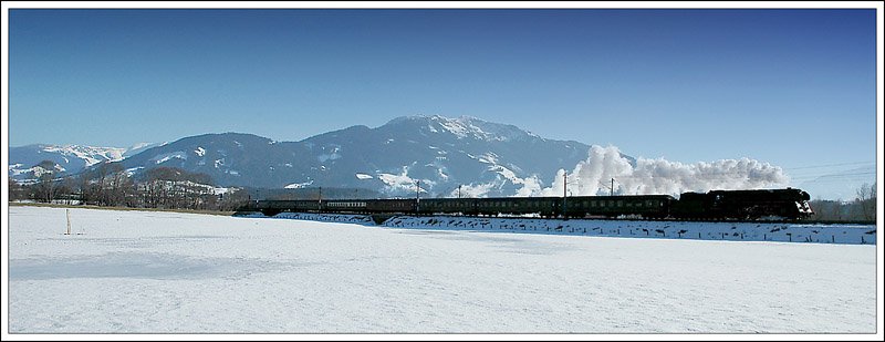GEG 01 533 bespannte am 16.2.2008 den  IGE Sonderzug Sdz. 16188 / 16190 von Salzburg  nach Kufstein. Leider machte mir bei dieser Aufnahme der Wind einen Stricht durch die Rechnung. Er verwehte mir die erhofte Dampffahne extrem. Weiters htte ich fr eine gelungene Gegenlichtaufnahme einen frontaleren Winkel auf den Zug nehmen mssen. Da ich es aber nicht als 100%igen Pixelmll bezeichne, zeige ich die Aufnahme hier. Zu sehen ist der Zug brigens kurz nach Saalfelden, als Sdz R 16190. Mit dieser Zugnummer fuhr der Zug ab Saalfelden bis Kufstein.