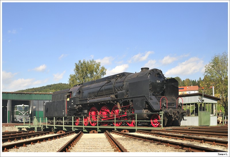 GEG 12.14, der ehemalige Star der Westbahn, auf der Drehscheibe in Ampflwang. 4.10.2009.
