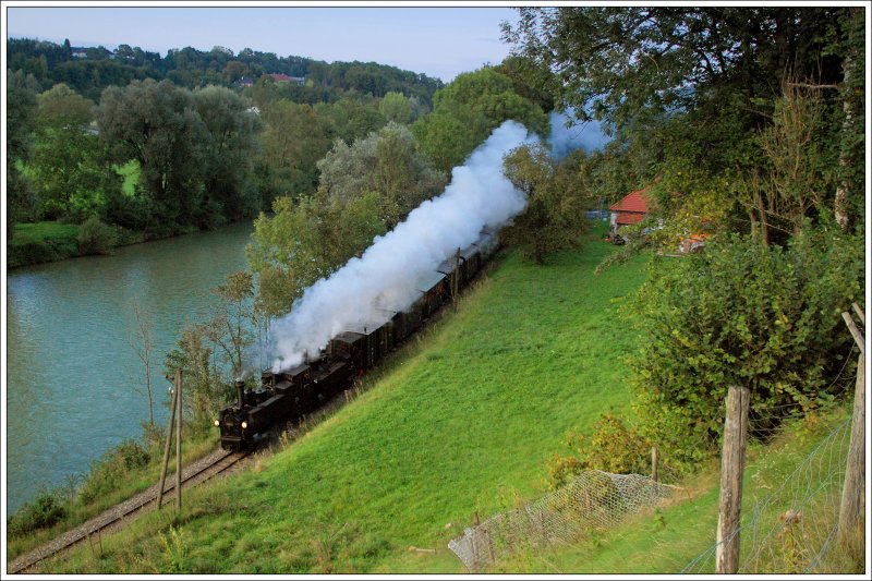 GEG 298.102 (BJ 1888) und und 298.52 mit dem letzten Personenzug von Steyr nach Grnburg am 6.9.2009 anlsslich der Feierlichkeiten 120 Jahre Steyrtalbahn kurz nach Sommerhubermhle. Leider fuhr der letzte Zug etwas zu spt. Die Sonne war schon hinter den Bergen verschwunden gewesen.