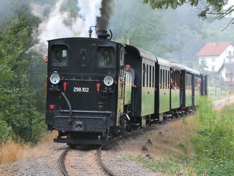 GEG 298.102 der Steyrtal-Museumsbahn unterwegs am 28.07.2007 
von Grnburg nach Steyr kurz vor der Endstation Steyr Lokalbahnhof.