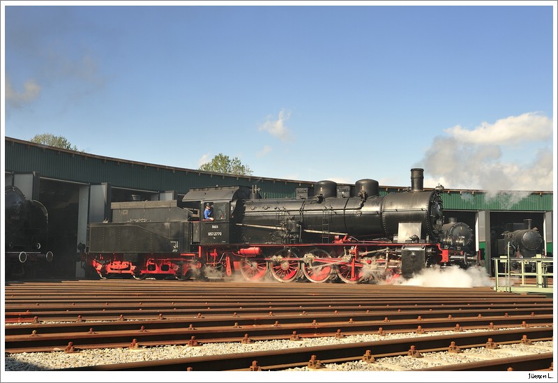 GEG 657.2770 vor dem Rundlokschuppen in Ampfwang. 4.10.2009.