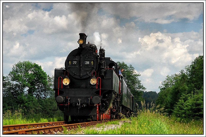 GEG 77.28 am 1.6.2006 mit einem Fotopersonenzug zwischen Timelkam und Ampflwang.