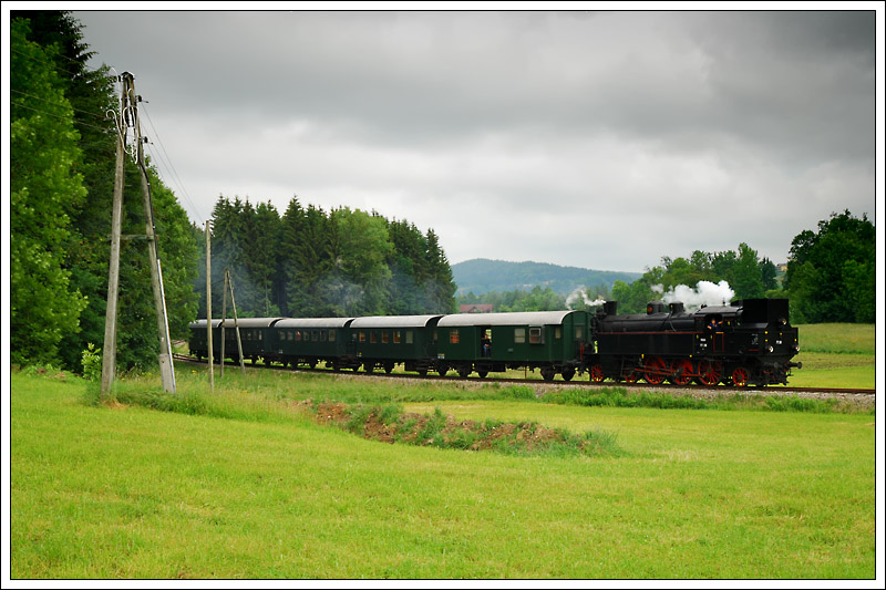 �GEG 77.28 am 1.6.2006 mit einem Personenzug zwischen Amfplwang auf dem Weg nach Timelkam n�cht der Kl�ranlage Ampflwang aufgenommen.