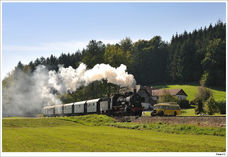 �GEG-Dampflok 38.1301 f�hrt auf der Museumsstrecke von Timelkam nach Ampflwang. 4.10.2009.