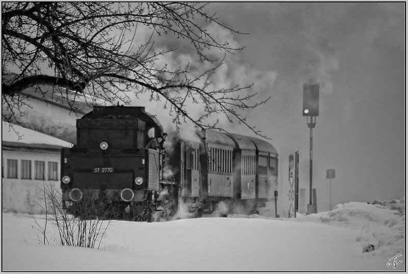 GEG Dampflok 57 2770 fhrt mit Sdz R 16185 von Salzburg nach Simbach.
Friedburg-Lengau 28.2.2009