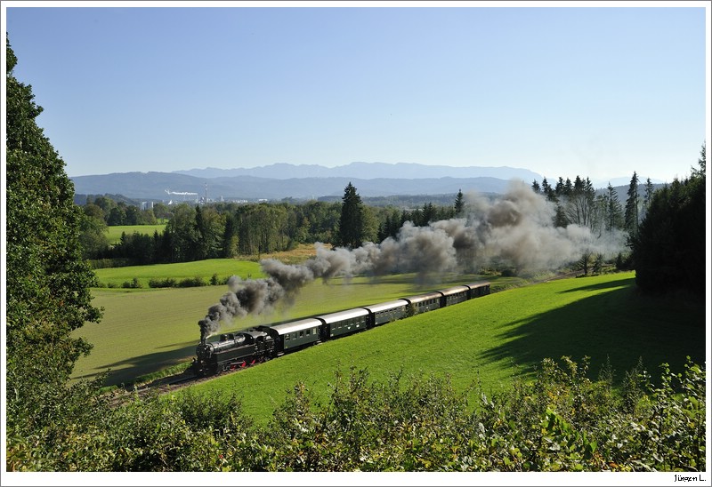 GEG-Dampflok 77.28 fhrt auf der Museumsstrecke von Timelkam nach Ampflwang. 4.10.2009.