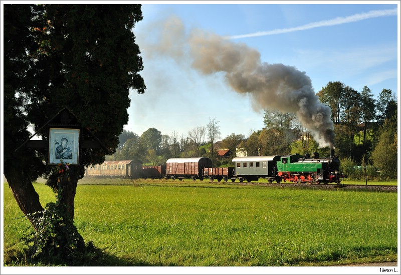 GEG-Dampflok WTK4 (ex. BB 392.2530) fhrt auf der Museumsstrecke von Timelkam nach Ampflwang. 4.10.2009.