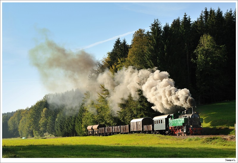 �GEG-Dampflok WTK4 (ex. �BB 392.2530) f�hrt auf der Museumsstrecke von Timelkam nach Ampflwang. 4.10.2009.