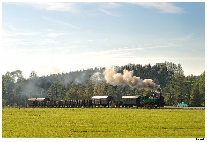 GEG-Dampflok WTK4 (ex. BB 392.2530) fhrt auf der Museumsstrecke von Timelkam nach Ampflwang. 4.10.2009.