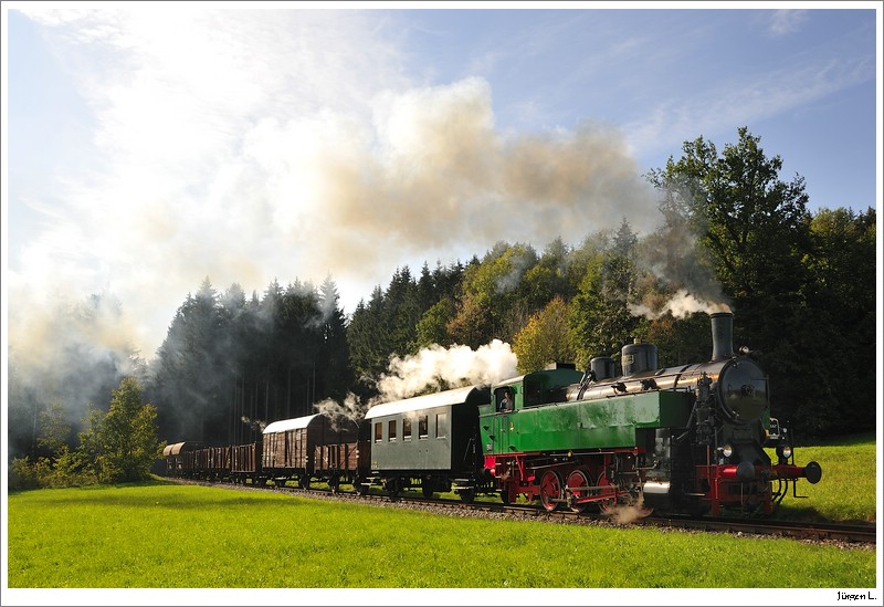 GEG-Dampflok WTK4 (ex. BB 392.2530) fhrt auf der Museumsstrecke von Timelkam nach Ampflwang. 4.10.2009.
