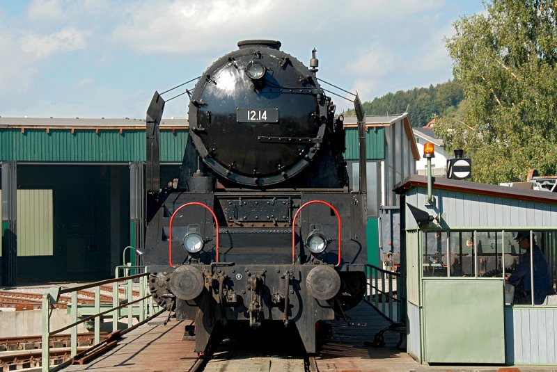 GEG - Dampfschnellzuglokomotive BR 12.14, der ehemalige Star der Westbahn, auf der Drehscheibe im Lokpark von Ampflwang am 04.10.2009.
