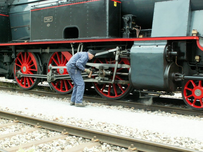 Oel Kontrolle am Triebwerk der BT Lok Eb 3/5 No.9 am 27.08.06 in Rorschach