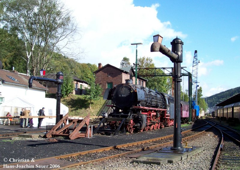 l-Lok 44 1681 mit Wasserkran und Behandlungsanlagen in Dieringhausen. 10/2006