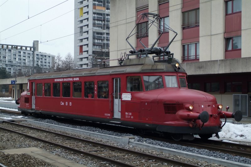 singen Balstahl Bahn Roter Pfeil RBe2/4 beim zwischenhalt in Bmpliz Nord.
31.01.2009