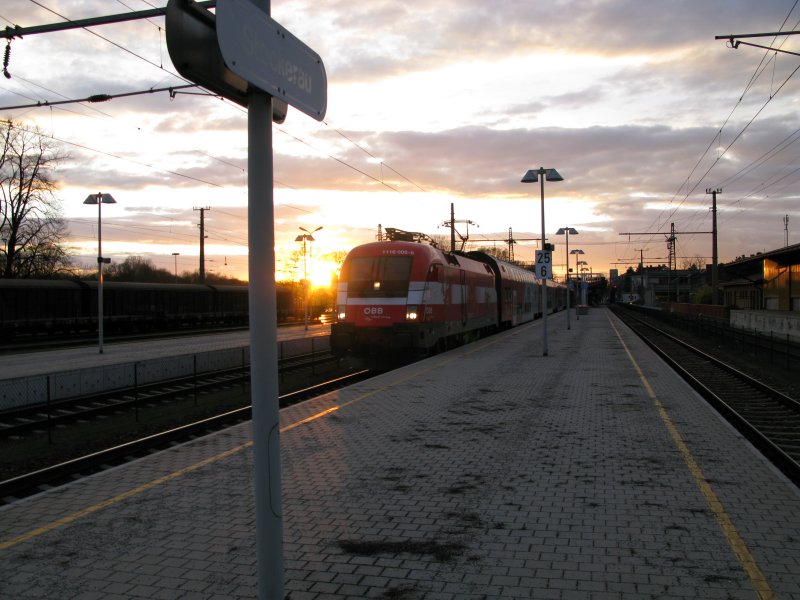  �sterreich-EM -Taurus 1116 005-8 beim Halt am Bahnhof Stockerau/N� am 11.03.2008 bei Sonnenuntergang, kurz vor Weiterfahrt Richtung Wien.