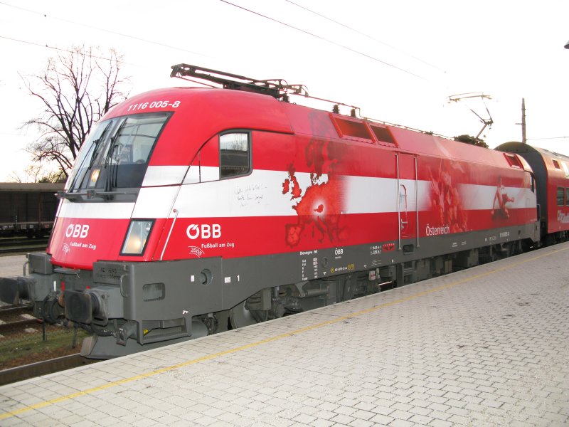  �sterreich-EM -Taurus 1116 005-8 beim Halt am Bahnhof Stockerau am 11.03.2008 um 17.30 Uhr