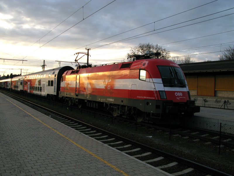  �sterreich-EM -Taurus 1116 005-8 beim Halt am Bahnhof Stockerau am 11.03.2008 kurz vor Sonnenuntergang.