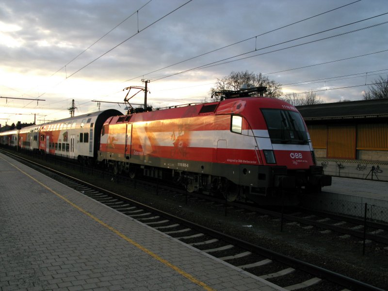  sterreich-EM -Taurus 1116 005-8 beim Halt am Bahnhof Stockerau am 11.03.2008 kurz vor Sonnenuntergang.