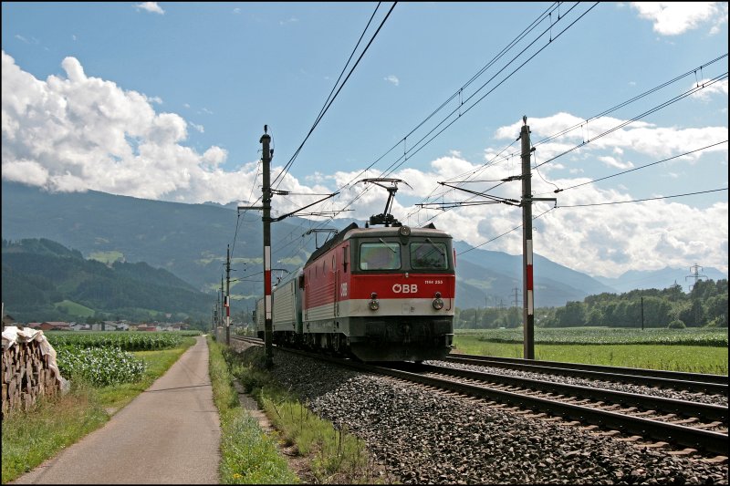 sterreichisch-Deutsch-Italienische Zusammenarbeit auf groer Fahrt: 1144 255, E412 xxx und E412 019 sind vom Brenner komment nach Kufstein unterwegs.

