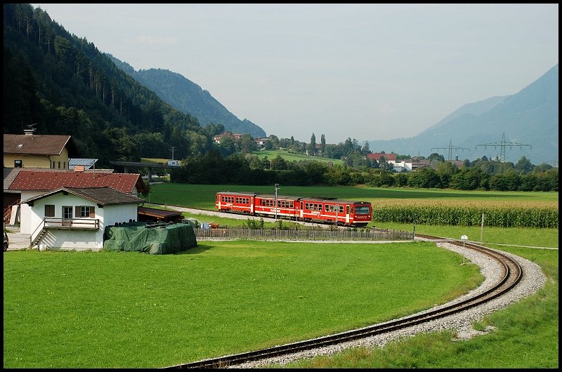 sterreichrulaub 2008 - Zillertalbahn: Ein Regionalexpress der Zillertalbahn ist von Jenbach nach Mayrhofen unterwegs. Aufgenommen am 03.September 2008 aus der Pension in Strass(i.Z.).