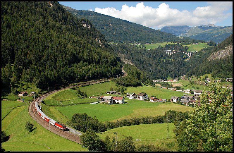 sterreichrurlaub 2008 - BB: Eine 1144er schiebt einen Regionalzug in Richtung Brenner. Aufgenommen am 02.September 2008 in St.Jodok.