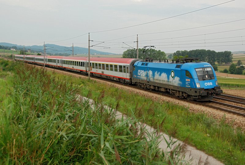 sterreichs  grne Schiene  1016 023 bringt den OBB Eurocity 767 nach Wien Westbahnhof. Neulengbach, am 09.08.2009.