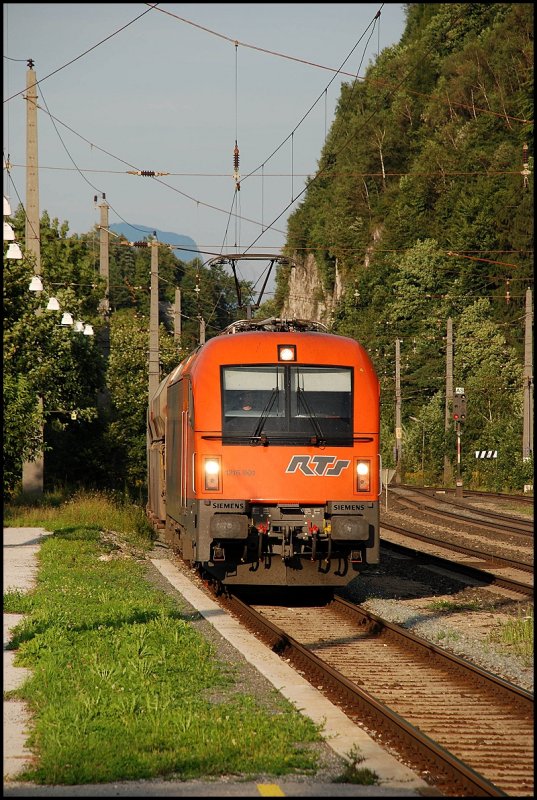 sterreichurlab 2008 - RTS: Ein RTS-Taurus ist mit einem Schlackezug auf dem Weg in Richtung Innsbruck. Hier bei einem Zwischenhalt am 03.September 2008 in Brixlegg.