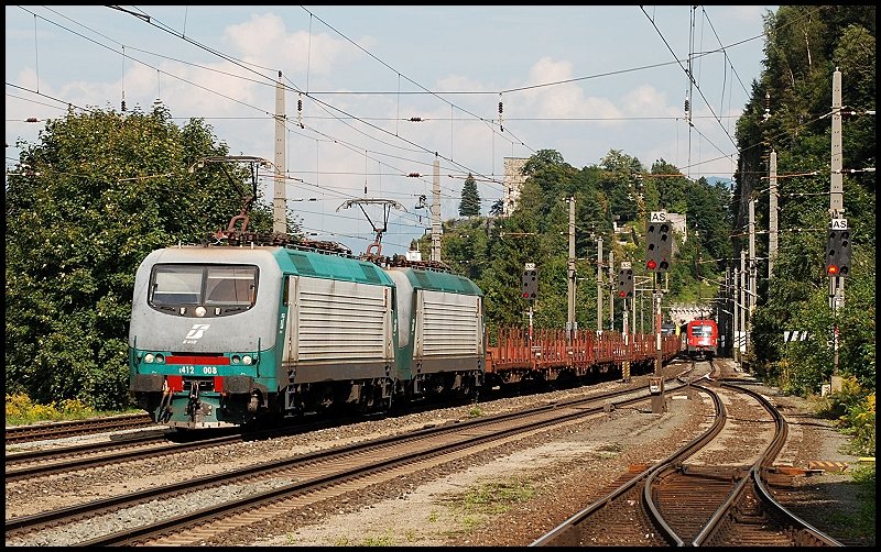 sterreichurlaub 2008 - DT E412er: Eine DT E412 ist mit einem Rungenwagenzug in Richtung Innsbruck unterwegs. Aufgenommen am 03.September 2008 in Brixlegg.