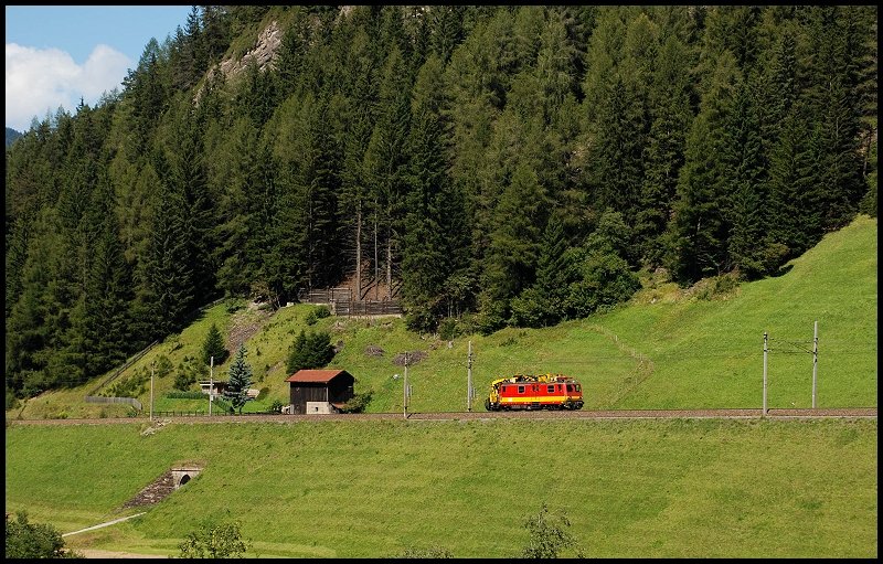 sterreichurlaub 2008: Eine Bauzug-Triebwagen ist in Richtung Innsburck unterwegs. Aufgenommen am 02.September 2008 in St.Jodok.