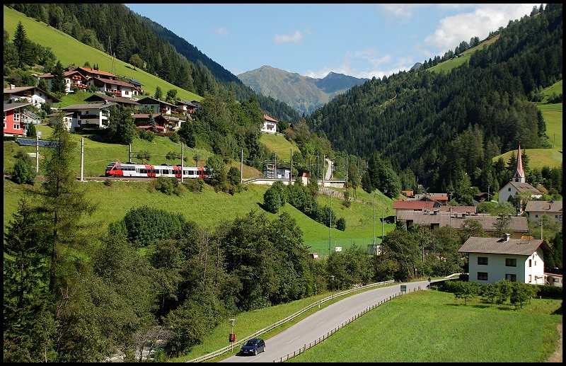 sterreichurlaub 2008 - BB: Ein Triebwagen der Baureihe 4024 ist auf dem Weg in Richtung Innsbruck. Aufgenommen am 02.September 2008 in St.Jodok.