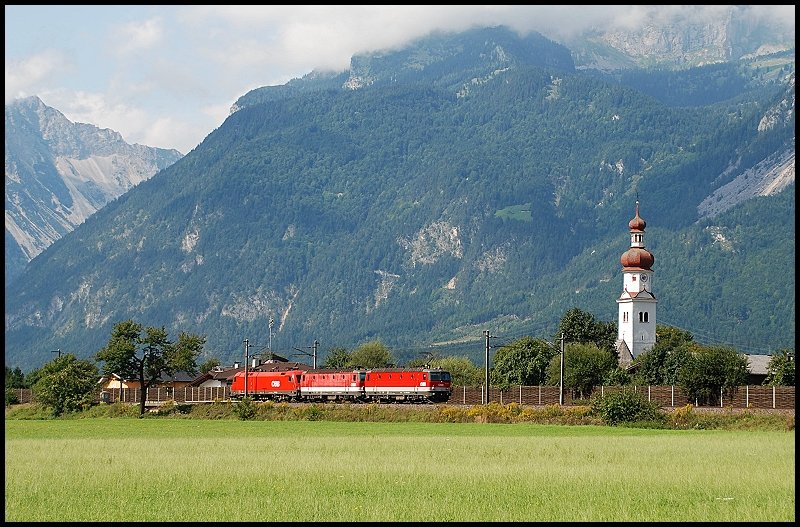 sterreichurlaub 2008 - BB: Ein Lokzug ist nach Wrgl unterwegs. Angefhrt von einer 114er. Aufgenommen am 04.September 2008 bei Radfeld.