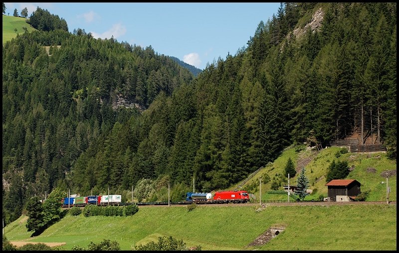 sterreichurlaub 2008 - BB: Eine 1216er ist mit einem Gterzug nach Brenner unterwegs. Aufgenommen am 02.September 2008 in St.Jodok.