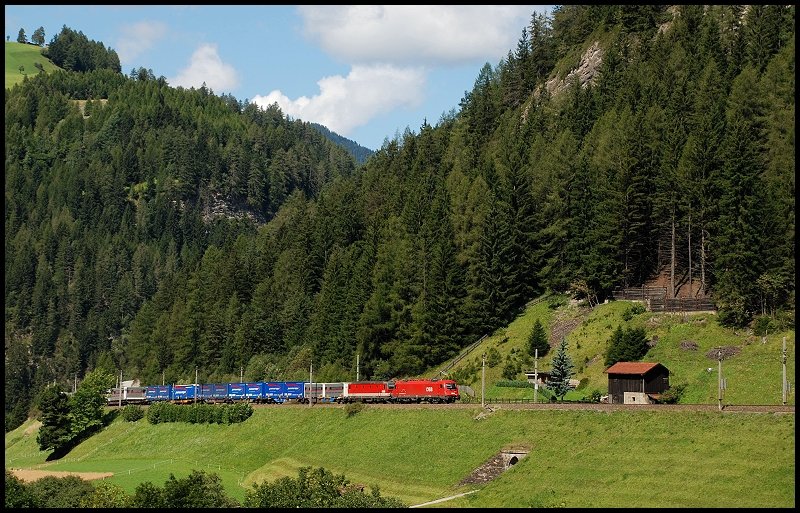 sterreichurlaub 2008 - BB: Eine 1216er und eine 1144er berfhren einen Gterzug nach Brenner. Aufgenommen am 02.September 2008 in St.Jodok.