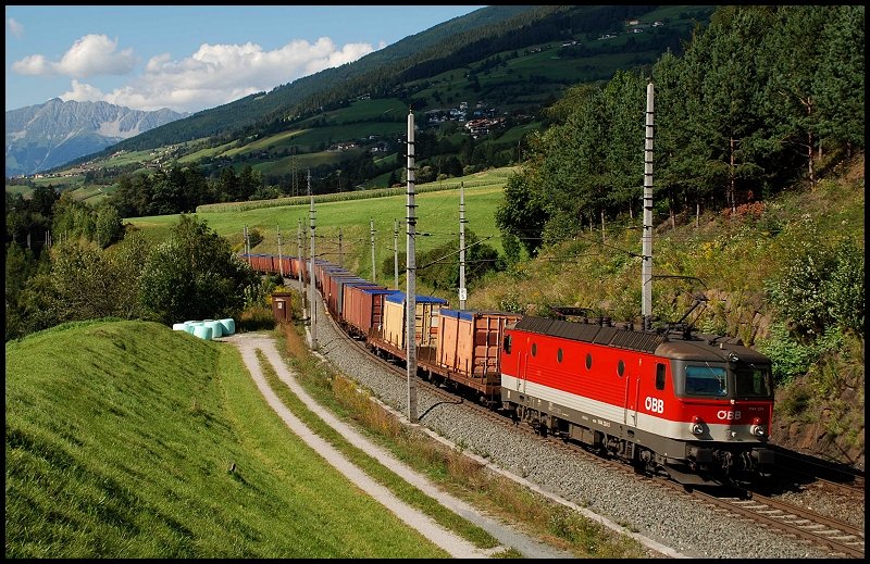 sterreichurlaub 2008 - BB: Eine 1144er ist mit einem Gterzug in Richtung Brenner unterwegs. Aufgenommen am 02.September 2008 in Matrei(a.B).