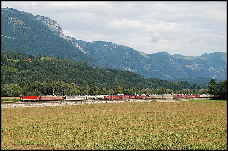 sterreichurlaub 2008 - BB: Eine 1144er ist mit einem Autotransportzug in Richtung Innsbruck unterwegs. Aufgenommen am 04.September 2008 bei Kundl.
