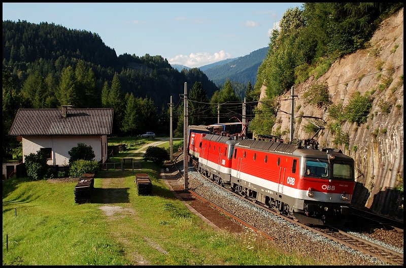 sterreichurlaub 2008 - BB: Zwei 1144er ziehen einen Gterzug bis nach Brenner. Aufgenommen am 02.September 2008 in Gries(a.Brenner).