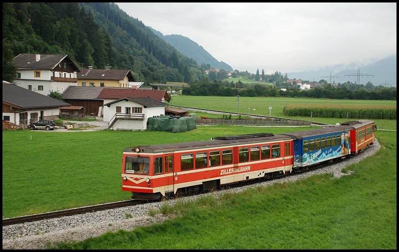 sterreichurlaub 2008 - Zillertalbahn: Blick aus der Pension in Richtung Bahn. Ein Regionalzug ist in Richtung Mayrhofen unterwegs. Aufgenommen am 02.September 2008 in Strass(i.Z.).