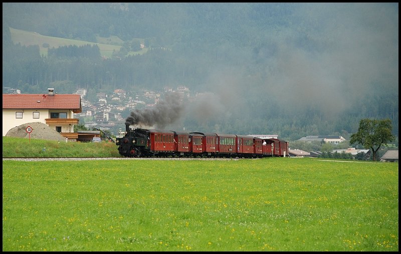 sterreichurlaub 2008 - Zillertalbahn: Der morgentliche Dampfzug von Jenbach nach Mayrhofen. Aufgenommen am 01.September 2008 bei Strass(i.Z.).