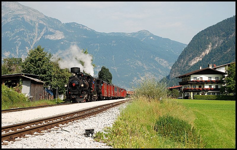 sterreichurlaub 2008 - Zillertalbahn: Der Dampfzug auf der Fahrt von Jenbahc nach Mayrhofen. Aufgenommen am 03.September 2008 in Schlitters(i.Z.).