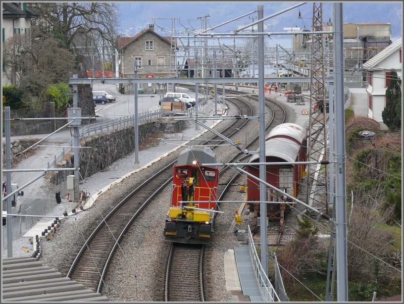 stlich von Mhlehorn verluft der Wanderweg ein kurzes Stck entlang der Nationalstrasse (welch ein Graus) und hngt so quasi senkrecht ber den Geleisen, was etwas andere Perspektiven auf Bahn und See erffnet. Vmax 80km/h gilt auf dieser kurvenreichen Stationsdurchfahrt in Mhlehorn. Tm 234 064-4 macht sich auf den Weg nach Murg. (10.03.2008)