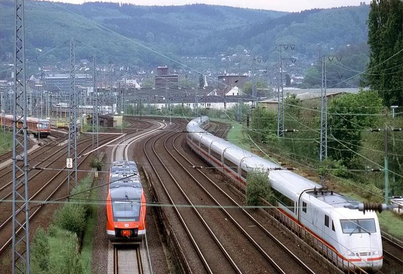 stliche Ausfahrt Hagen Hbf. Rechts der versptete ICE 926 von Nrnberg-Kiel, im Hintergrund
der ICE 2027 von HH-Altona - Passau, links der Vt 648 von Dortmund-Ldenscheid Aufnahme mit 200 mm Tele und viel Glck 10.05.2005